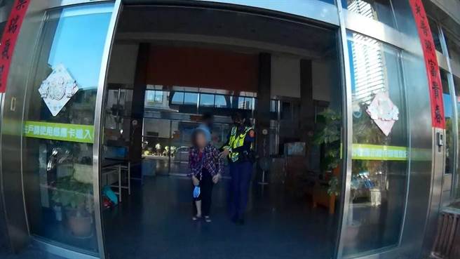 82岁的蔡李姓妇人外出散步，不小心走到临近的社区大楼，因为磁扣无法感应而被管理员察觉，管理员遂通知辖区勤工派出所派员前来处理。（台中市第三分局提供／冯惠宜台中传）