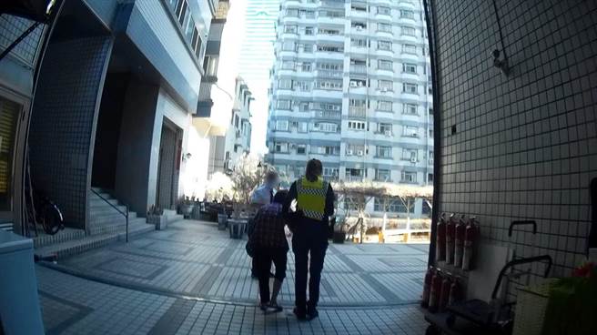 员警到场透过人脸辨识系统确认老妇身分，协助将已疲惫不堪的老妇平安载送返家。（台中市第三分局提供／冯惠宜台中传）