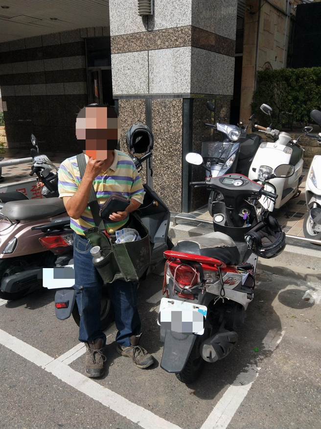 警方發現謝姓老翁自己連鑰匙都忘了拔，卻急得像熱鍋上的螞蟻。（警方提供）