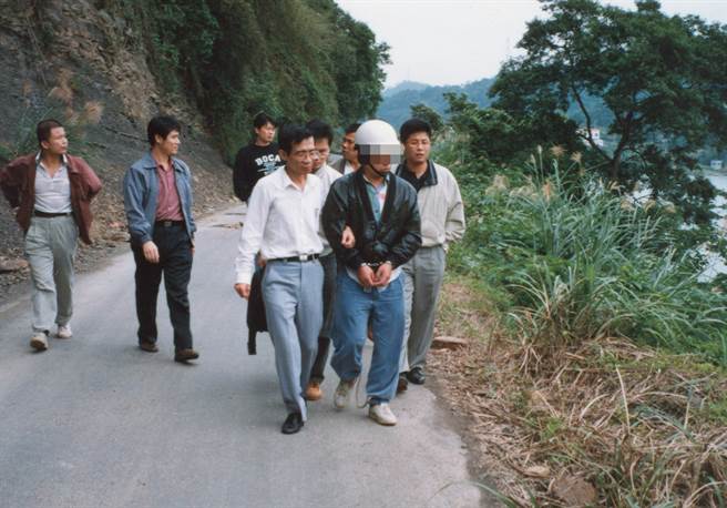 嫌犯游丰山被带往山区现场表演说明他如何杀害少女黄丽芳。(何叔娟摄)