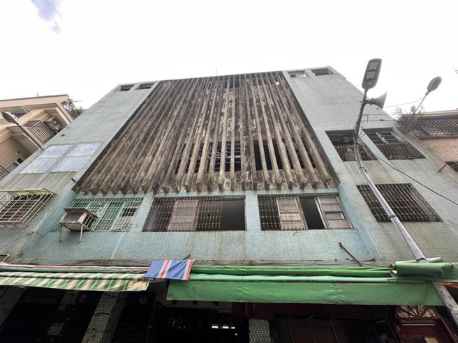 高市府5日强制拆除中都戏院，成为城中城大火后第一个被强制拆除的老旧大楼。（洪浩轩摄）