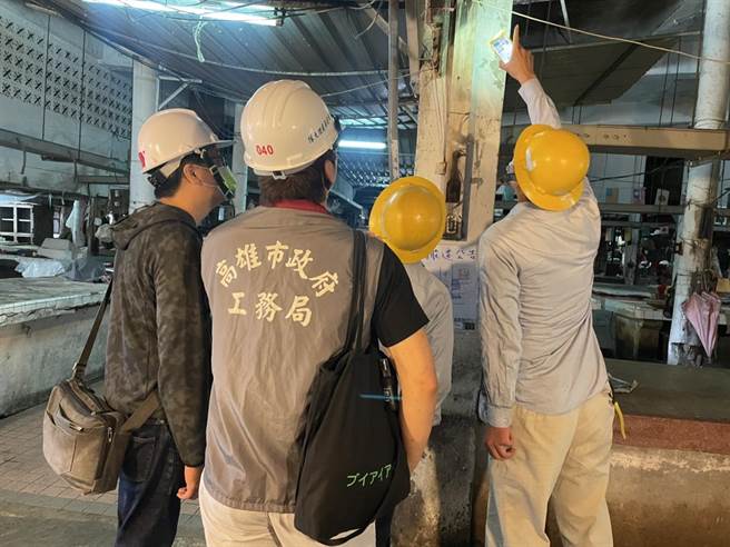 高市府5日强制拆除中都戏院，成为城中城大火后第一个被强制拆除的老旧大楼。（洪浩轩摄）