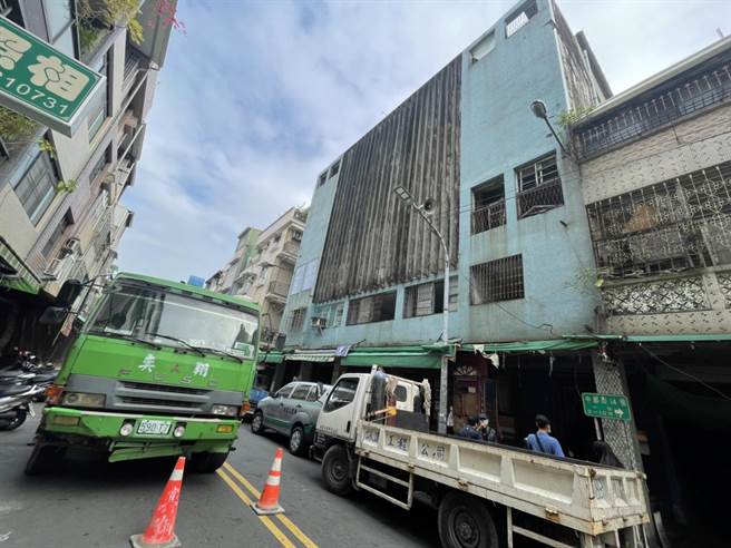 高市府5日强制拆除中都戏院，成为城中城大火后第一个被强制拆除的老旧大楼。（洪浩轩摄）