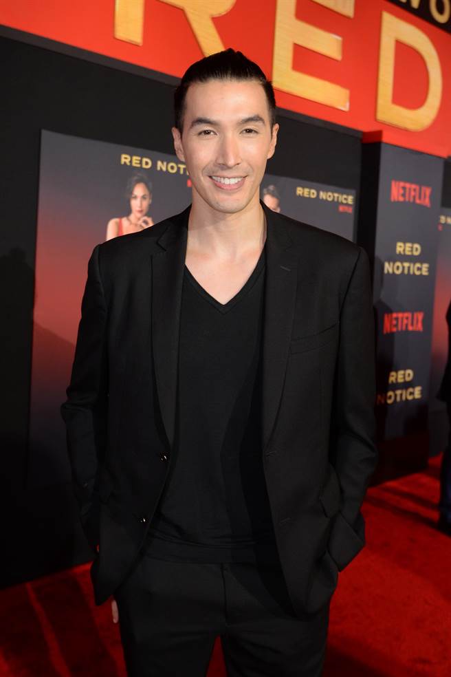 ↑出席《紅色通緝令》首映的錦榮，見到蓋兒加朵本尊頓時化為小粉絲。（Netflix提供）