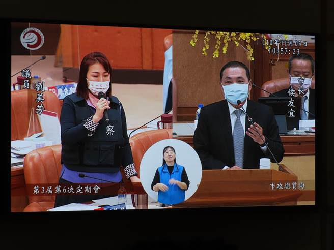 国民党议员刘美芳穿防弹衣质询。（叶德正摄）