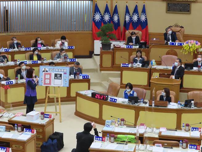 国民党议员刘美芳要求侯友宜选择机会命运回答四大公投问题。（叶德正摄）