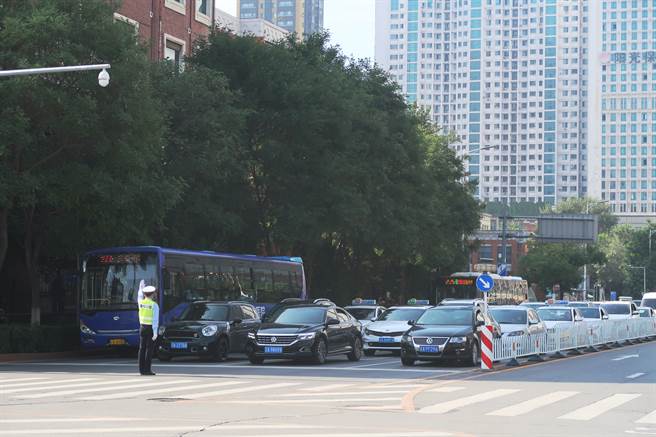 专家认为，如果大陆要发动战争，会先进入戒严状态而不是进行防空演练。戒严反而鼓舞民眾士气，证明我们没有放弃台湾。图为日前渖阳进行防空警报演练。(图/中新社)