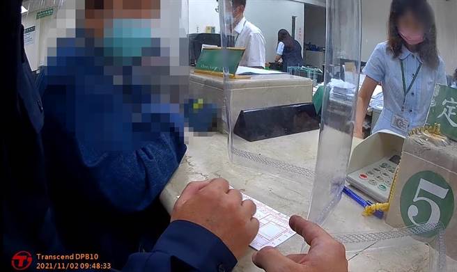 台南市新营区一名女子要匯款35万给在网路认识的男子，经警方苦劝5小时才打消念头。（读者提供／刘秀芬台南传真）