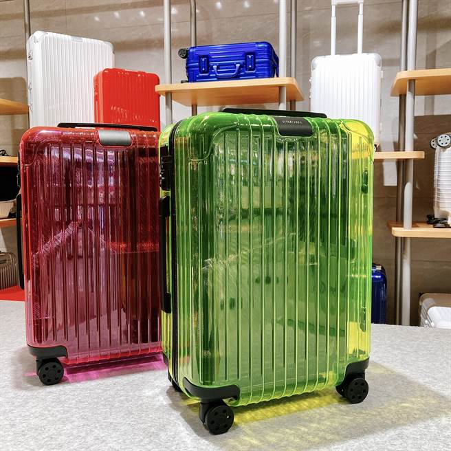 RIMOWA限量透明行李箱專為短途旅行設計，耐用的硬殼設計加上小巧體積，使行李箱能輕鬆放進車尾箱或高鐵和飛機的行李架。（邱映慈攝）