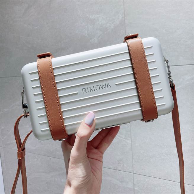 RIMOWA Personal Cross-body中性硬殼斜揹袋。（邱映慈攝）