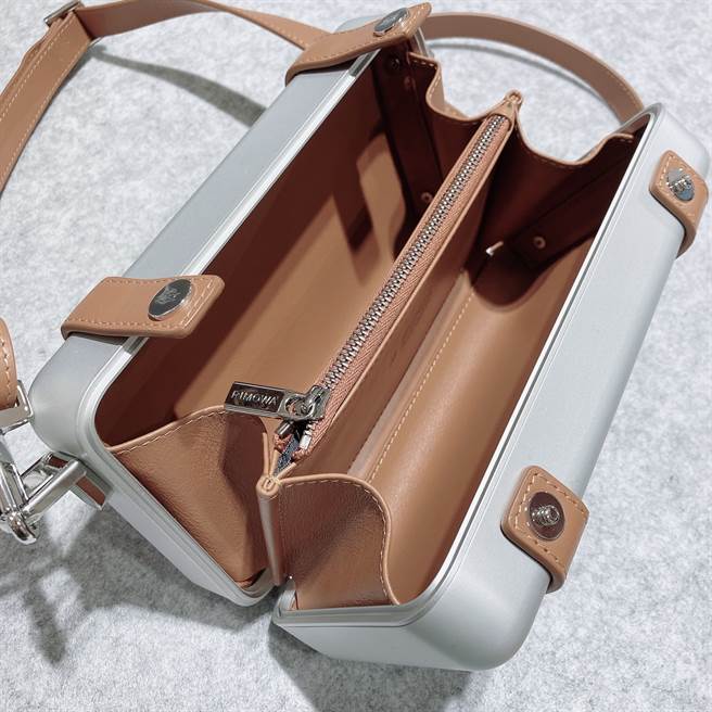 RIMOWA Personal Cross-body中性硬殼斜揹袋內部。（邱映慈攝）