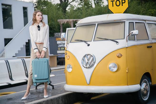 鼠尾草綠的BOXY系列行李箱適合秋冬穿搭配色。（圖／品牌提供）