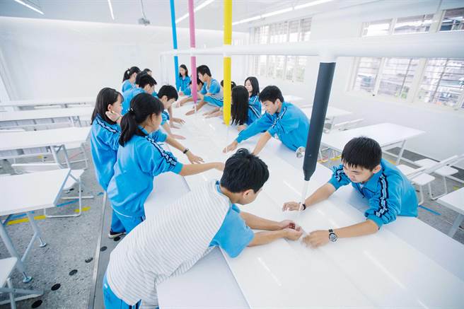 新泰国中校园华丽变身将理化教室改造成「美感实验室」，是新北市唯一获得2项「2021年金点设计奖标章」殊荣的学校。（新北市教育局提供）