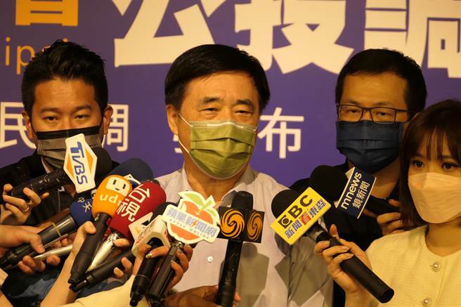 国民党前副主席郝龙斌上午出席台北智库民调公布记者会前接受媒体採访。（赵婉淳摄）