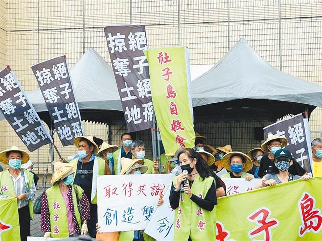 反对「全区区段徵收」的社子岛自救会，图为先前到北市府抗议要求台北市长柯文哲下台。（资料照）