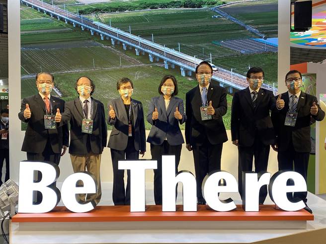 台北國際旅展（ITF）11月5日至8日於南港展覽館登場，總統蔡英文（中）參加開幕為觀光業者打氣。（陳祐誠攝）