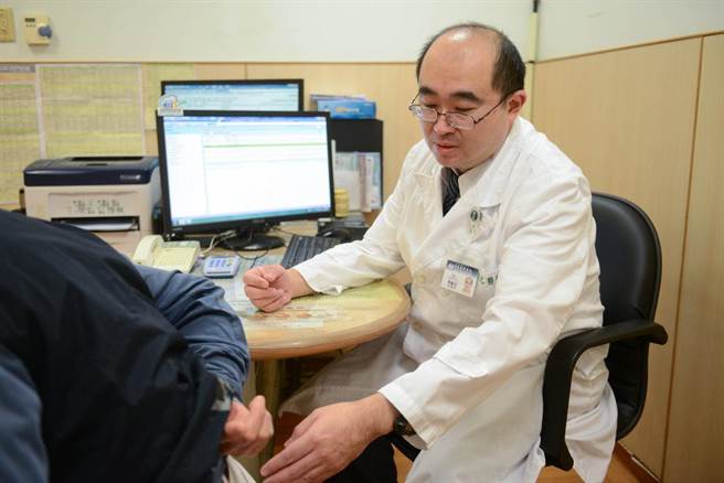 台北慈济医院骨科医师刘继元看诊。（台北慈济医院提供）