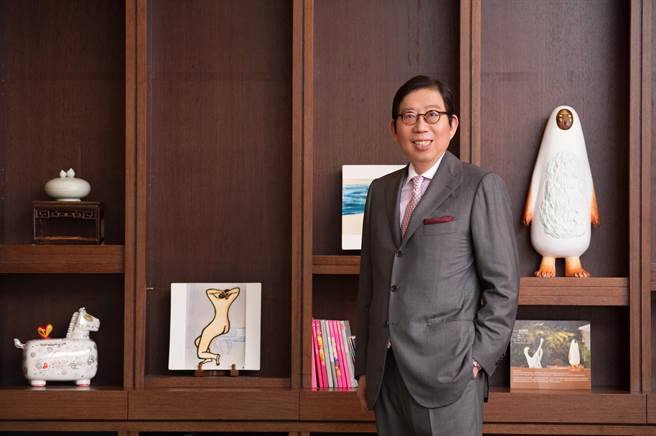 富邦金控今举办110年股东临时会，通过合併日盛金控案，预计于取得金管会核准后订定合併基准日，将创下「金金併」歷史里程碑，预计明年(2022年)底前完成整併；由于富邦金董事长蔡明兴（如图）日前确诊请假，目前仍在家中休养，这次由代理董事长、台北富邦银行董事长陈圣德主持，会议花15分钟左右顺利结束。（图／富邦金控提供）