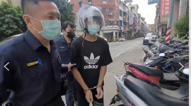 萧姓男子有2次酒驾累犯行为，昨又酒驾在高市三民区建国二路路口撞死机车骑士，今被警方带回侦讯。（翻摄照片／石秀华高雄传真）