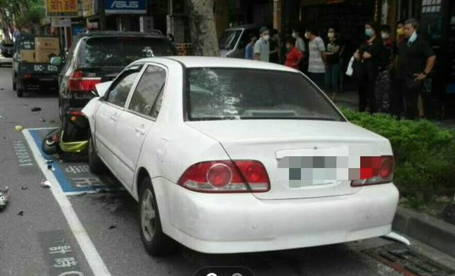 廖姓骑士被萧男酒驾撞及后，连人带车被夹击在2车之间，活活被压扁惨死。（翻摄照片／石秀华高雄传真）