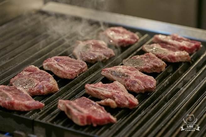 「飨食天堂」全台10家餐厅完成六代店换装， 取餐区增加「现点现做餐点」为一大亮点。（图／飨宾餐旅）
