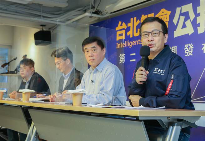 朝野年底决战公投，由台北市议员罗智强(右一)成立的台北智会5日公布4大公投案民调结果，除重启核四一案不支持度高于支持度外，其他反莱猪、公投绑大选、珍爱藻礁等3案都是支持高于不支持度。(粘耿豪摄)