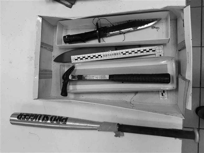 锺姓男子持铝棒与蓝波刀（图）攻击警方，蓝波刀上仍有血渍。（本报资料照片／袁庭尧高雄传真）
