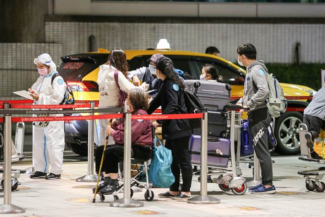 春節前防疫旅館量能吃緊，中央流行疫情指揮中心放寬檢疫為10天住防疫旅館、4天在家居檢，盼能釋出更多房間，但傳出有消費者訂房後，業者不願意配合改居住天數，還嗆消費者選其他間旅館。（示意圖，陳麒全攝）