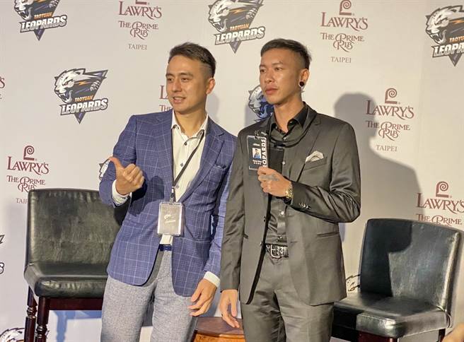 桃园云豹董事长张建伟(左)亲自展示创意总监小春的工作证。(黄及人摄)