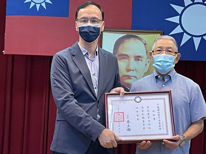 国民党主席朱立伦3日参加彰化县党部主委布达，亲颁萧景田派任书。（吴敏菁摄）