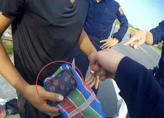 张姓男子谎称酒驾才弃车，手中钱包引起警方注意。（读者提供／刘秀芬台南传真）