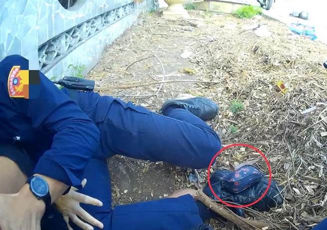 张姓男子谎称酒驾才弃车，手中钱包引起警方注意，竟丢下钱包想要逃跑。（读者提供／刘秀芬台南传真）