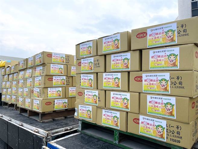 有巢氏房屋这次一共募集了高达25公吨的白米，并将爱心全数捐给桃园市政府社会局。(图/有巢氏房屋提供)