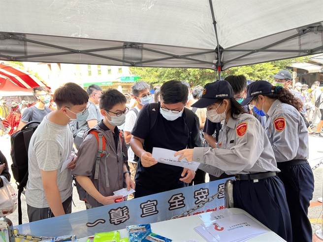 台中太平警分局日前配合國立勤益科技大學辦理校園安全宣導嘉年華會活動，由警方也派員前往設攤宣導。（台中市太平警分局提供／馮惠宜台中傳真）