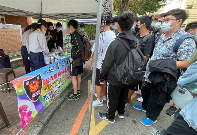 台中太平警分局日前配合國立勤益科技大學辦理校園安全宣導嘉年華會活動，由警方也派員前往設攤宣導。（台中市太平警分局提供／馮惠宜台中傳真）
