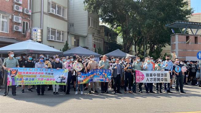 台中太平警分局日前配合國立勤益科技大學辦理校園安全宣導嘉年華會活動，由警方也派員前往設攤宣導。（台中市太平警分局提供／馮惠宜台中傳真）