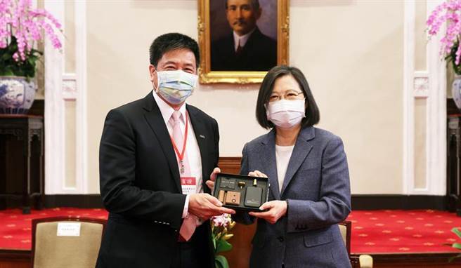 （友达在「国家企业环保奖」中获双项「金级奖」肯定，董事长彭双浪（左）代表接受总统蔡英文（右）表扬。图／友达提供）