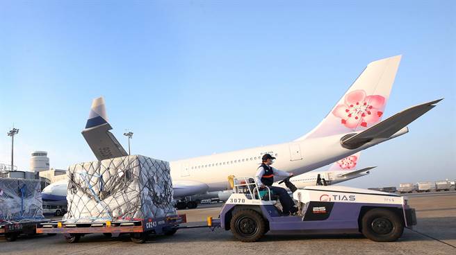 第11批BNT今清晨運抵桃園機場，地勤人員將3個裝載疫苗的冷凍貨櫃運往華儲倉庫。（范揚光攝）