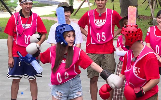 「反骨女孩」艾瑞丝一拳KO张立东。（台视提供）