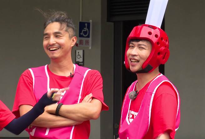 张立东（右）被KO吓傻露出尷尬笑。（台视提供）