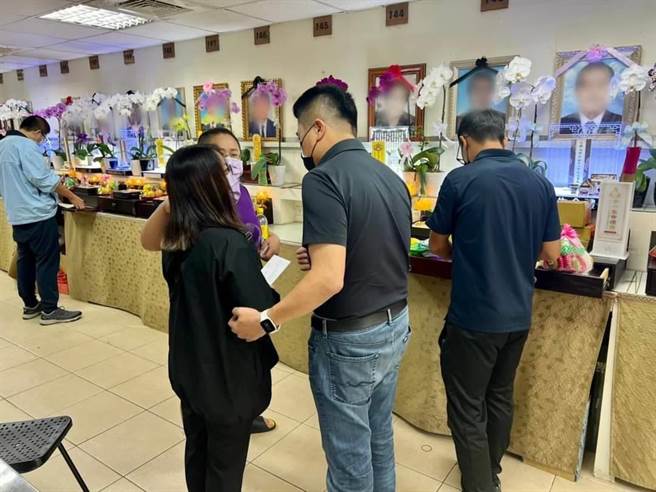 蒋姓粗工上月底惨遭人力派遣公司同事聚眾凌虐致死，前立委顏宽恒前往捻香。（摘自顏宽恒脸书）