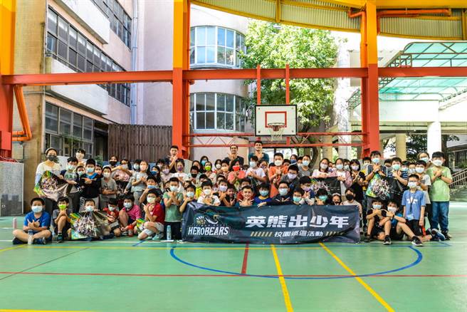 台啤英熊球星前往芝山国小进行篮球互动活动。(台啤英熊提供)