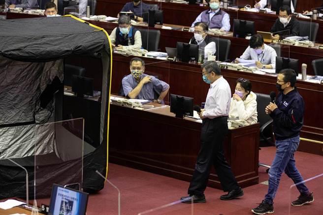 国民党议员罗智强（右1）发起夜宿凯道49天的活动。台北市长柯文哲（右2）5日赴市议会进行市政总质询，对于罗智强邀请到凯道一起夜宿，他特地走向罗智强在议会内备好的帐篷内观看，随后笑说有空会去看一下。（邓博仁摄）
