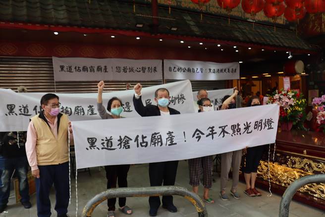 新北市永和區店街里長陳茂己、永樂里前里長黃明壽等人今（5日）下午1時許，前往「永和店仔街土地宮廟」拉白布條抗議。（葉書宏攝）