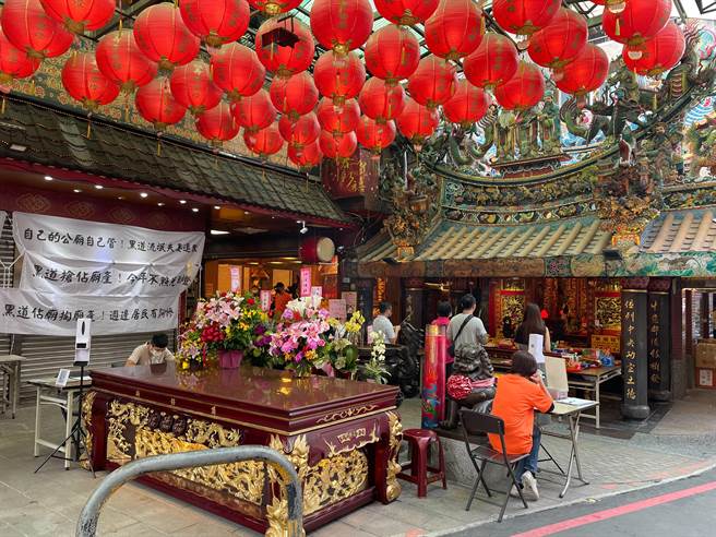 新北市永和區店街里長陳茂己、永樂里前里長黃明壽等人今（5日）下午1時許，前往「永和店仔街土地宮廟」拉白布條抗議。（葉書宏攝）