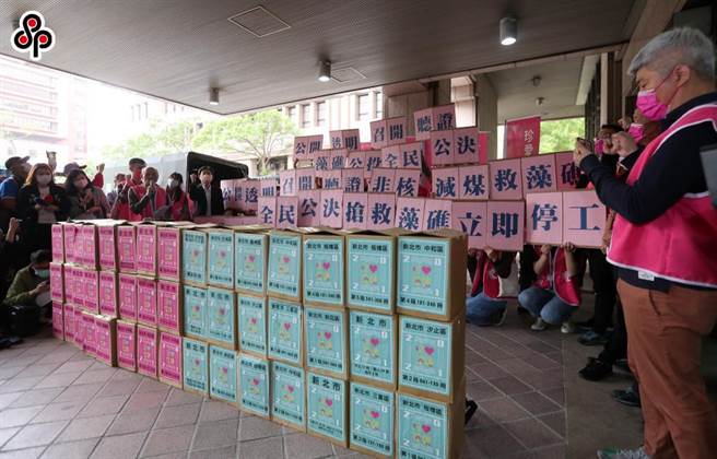 中选会今天公布11月13日起至12月11日期间，将为包括公投绑大选公投、莱猪公投、核四重启公投及藻礁公投等各办理5场意见发表会。（报系资料照）