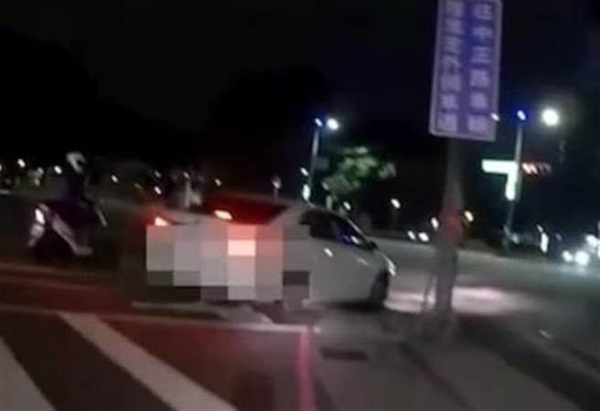 高雄20岁汤姓男子4日凌晨让朋友搭载行驶于苓雅区中正一路与大顺三路口，因为未开大灯遭巡逻员警盘查，竟发现汤男是高雄地检署发布的诈欺通缉犯，警方立即将其逮捕，并依诈欺通缉罪嫌移送高雄地检署侦办。（翻摄画面／洪浩轩高雄传真）