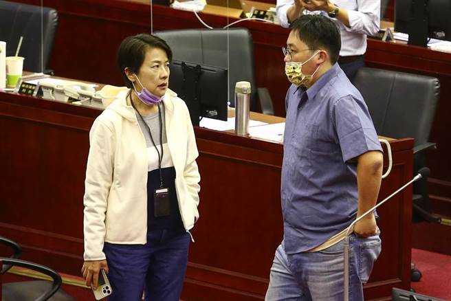 台北市5日市政总质询时，观传局局长刘奕霆（右）抓住机会与副市长黄姗姗（左）讨论事情。春节将有4万国人返台，防疫旅馆却只有2.6万间，量能严重不足。中央流行疫情指挥中心放宽防疫旅馆检疫14天可减为10天，再加4天採居家检疫。但却传出台北市有2家业者摆明不配合。对此，北市观传局表示，已通知防疫旅馆需配合中央10＋4政策，若违反规定必要时予以退场。（邓博仁摄）