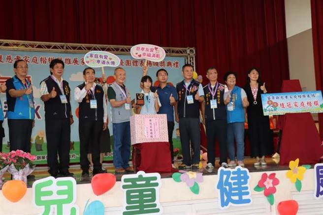 苗栗縣長徐耀昌5日上午頒獎表揚孝慈楷模。（苗栗縣政府提供／謝明俊苗栗傳真）