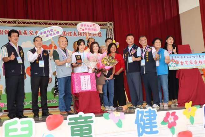苗栗縣長徐耀昌5日上午頒獎表揚孝慈楷模。（苗栗縣政府提供／謝明俊苗栗傳真）